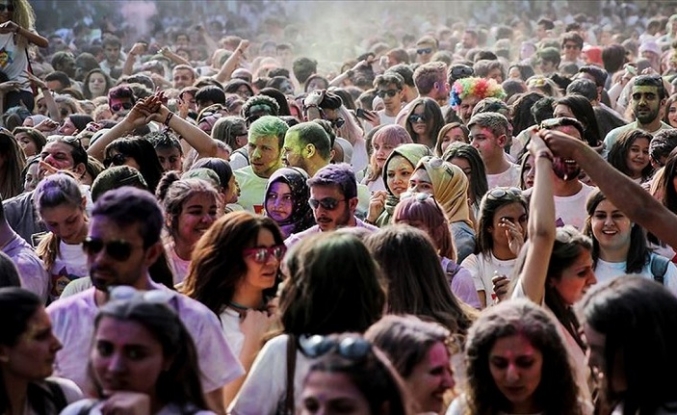 Türkiye'de nüfusun 12,9 milyonu genç