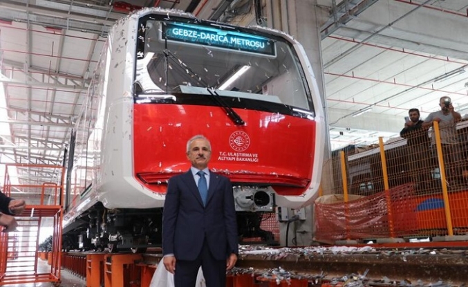Bakan Uraloğlu, ilk yerli ve milli sürücüsüz metro aracını tanıttı