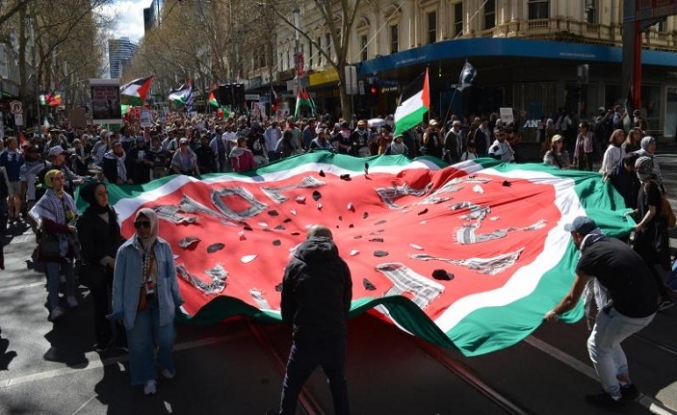 Avustralyalılar, katil İsrail'in Gazze'ye saldırılarını 100 haftadır protesto ediyor