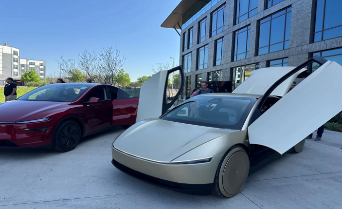 Sürücüsüz otomobiller geliyor! Elon Musk robotaksi için tarih verdi